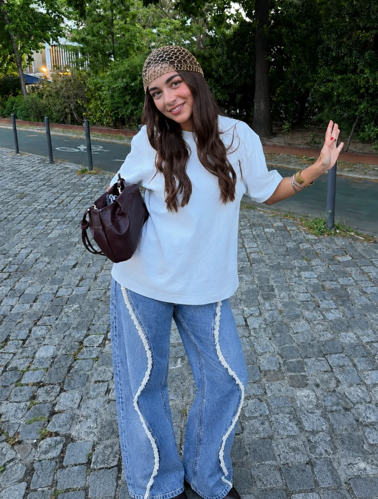 Contrasting frayed jeans