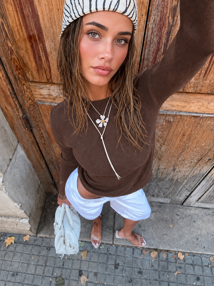 Boat neck sweater with opening brown