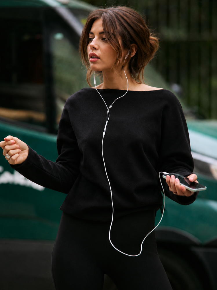 Boat neck sweater with opening black