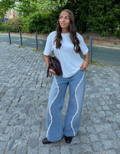 Contrasting frayed jeans