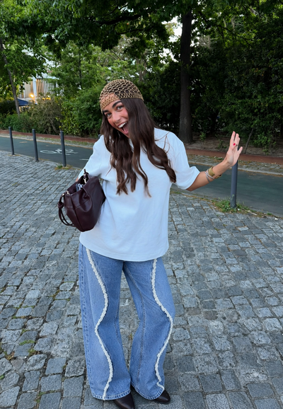 Contrasting frayed jeans