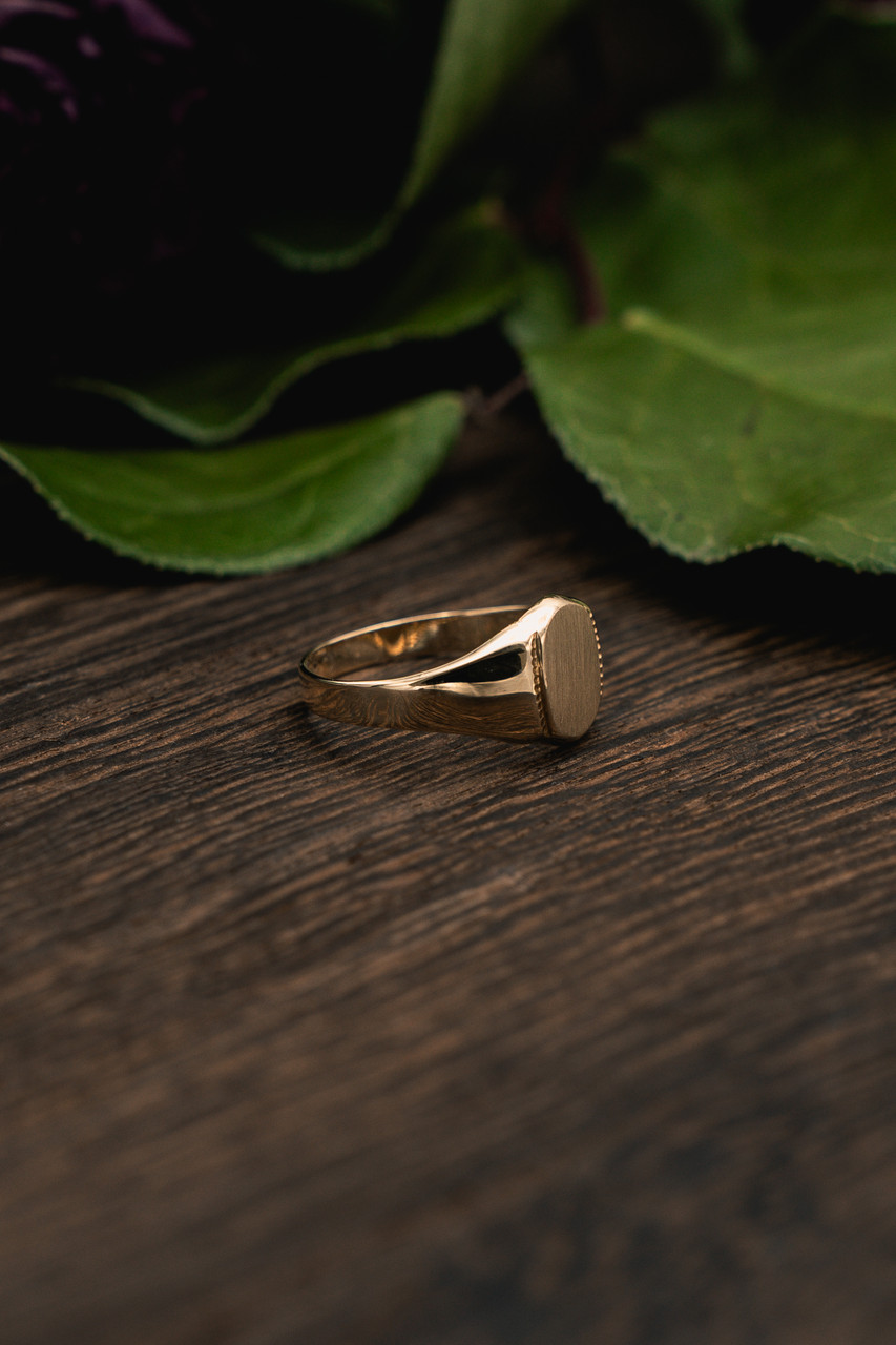 14kt Mini Ribbed Oval Signet Ring - Size 8 - Torres Omar