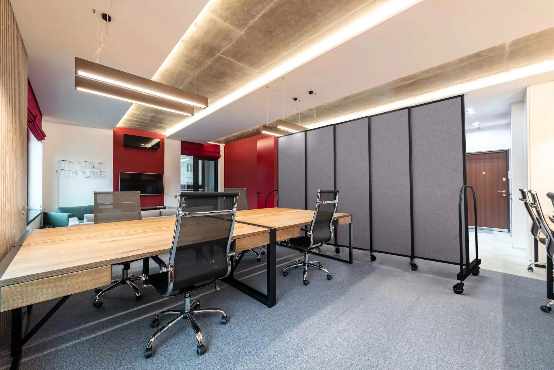 This office uses Straightflex to give space for conference, privacy and meetings