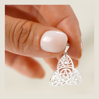 Dije Triqueta Esencial