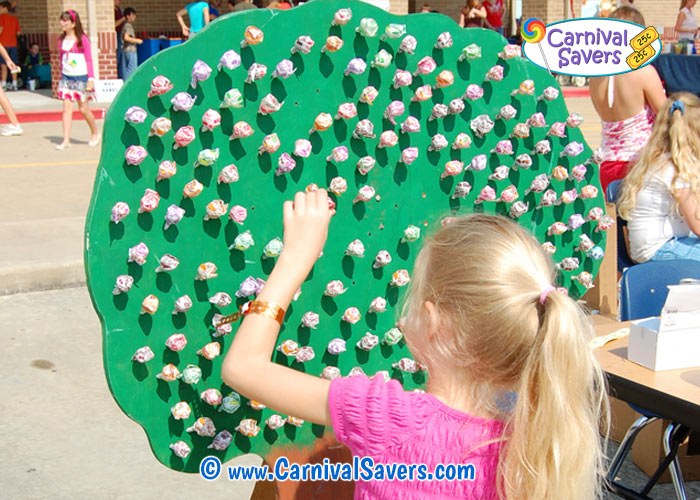 diy-lollipop-tree-at-a-school-carnival.jpg