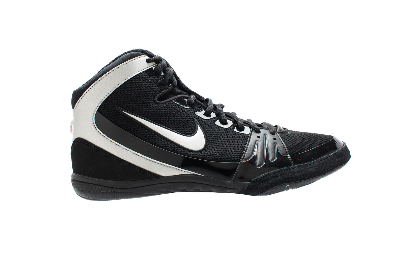 white and black nike freeks