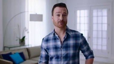 A man dressed in a plaid shirt explaining about the expectation in first week of quit