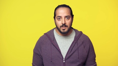 A man in a hoodie, encouraging to mark off smoke-free days for motivation.