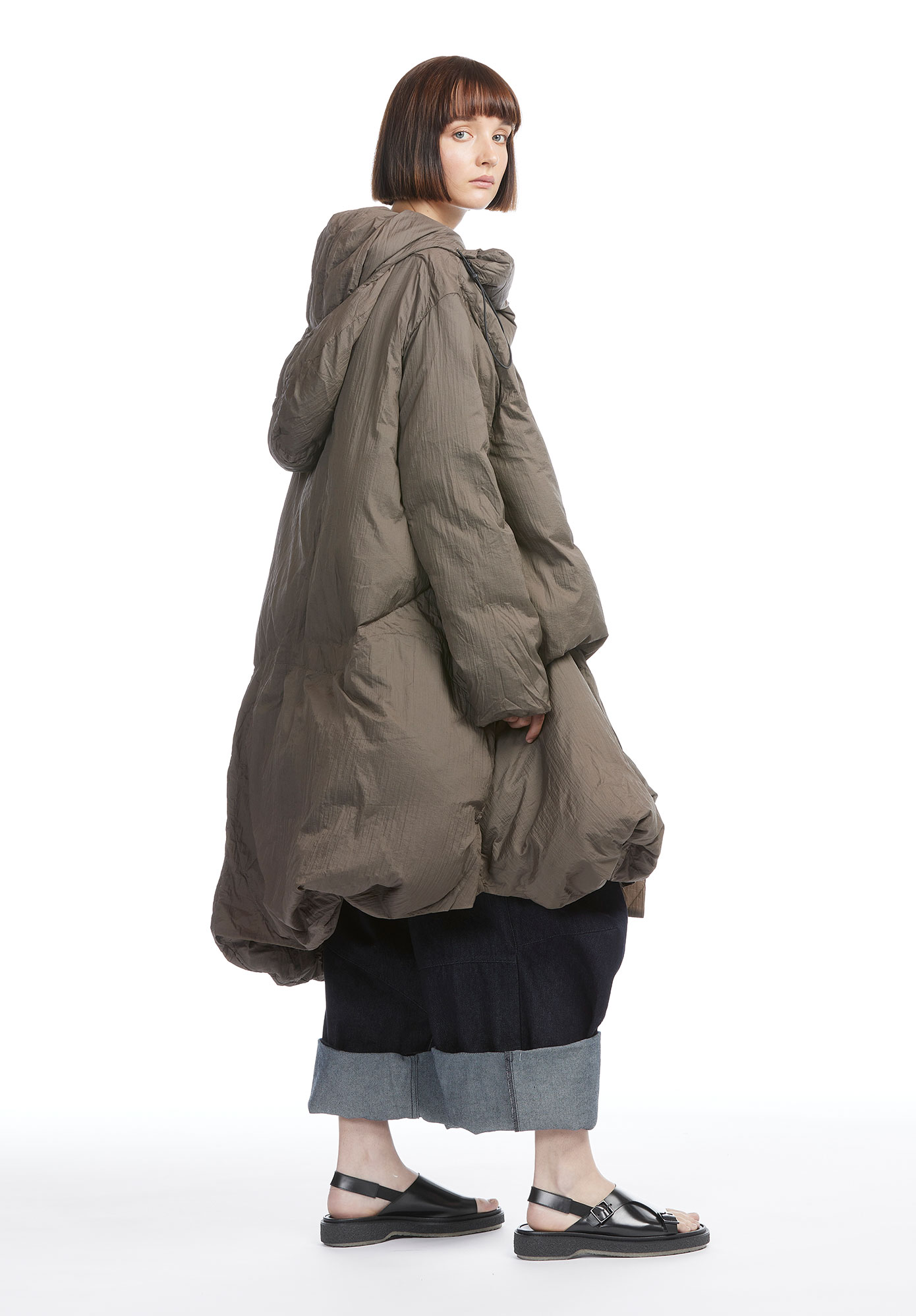 RUNDHOLZ 1001203 PADDED UTILITY PUFFER COAT
Ultra light and soft style puffer jacket in Toffee, featuring goose down and duck feathers transform shape with drawcords from long to short.
Model also wears
Studio Rundholz 1080121 Mainline Raw Denim Deep Cuff Trouser Wide Leg
Adieu Paris TYPE 140 Sandal in Black
Pieces featured are from Autumn Winter collection
Full length left sideview of model with jacket worn long