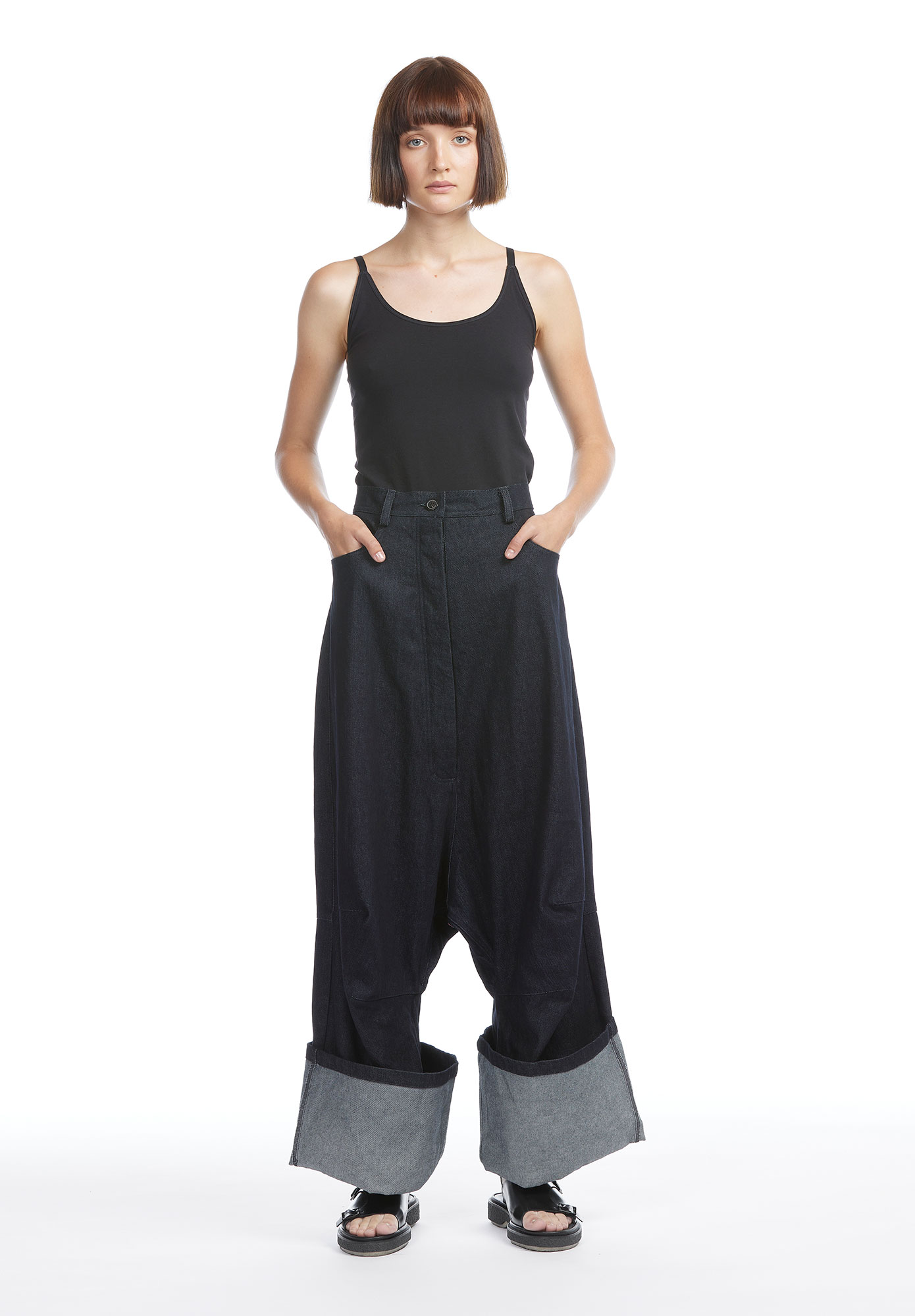 RUNDHOLZ 1080121 RAW DENIM DEEP CUFF TROUSER WIDE LEG
Oversized relaxed fit drop crotch dark denim pant in jean, features wide leg with high turned cuff
Model also wears
Adieu Paris TYPE 140 Sandal in Black
Pieces featured are from Autumn Winter collection
Full length front view of model in pant