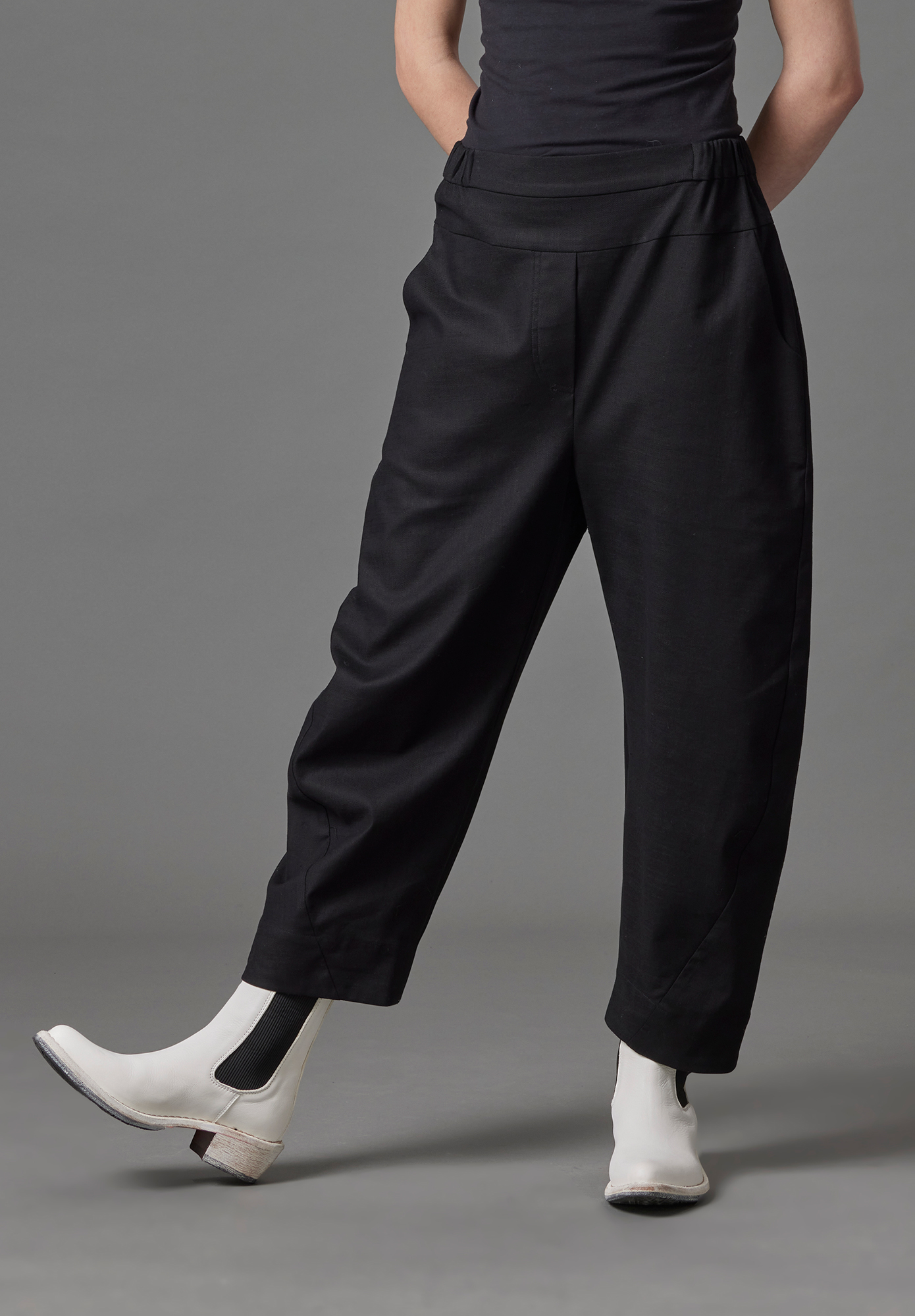 CONTENT CURVE LEG PANT - BLACK