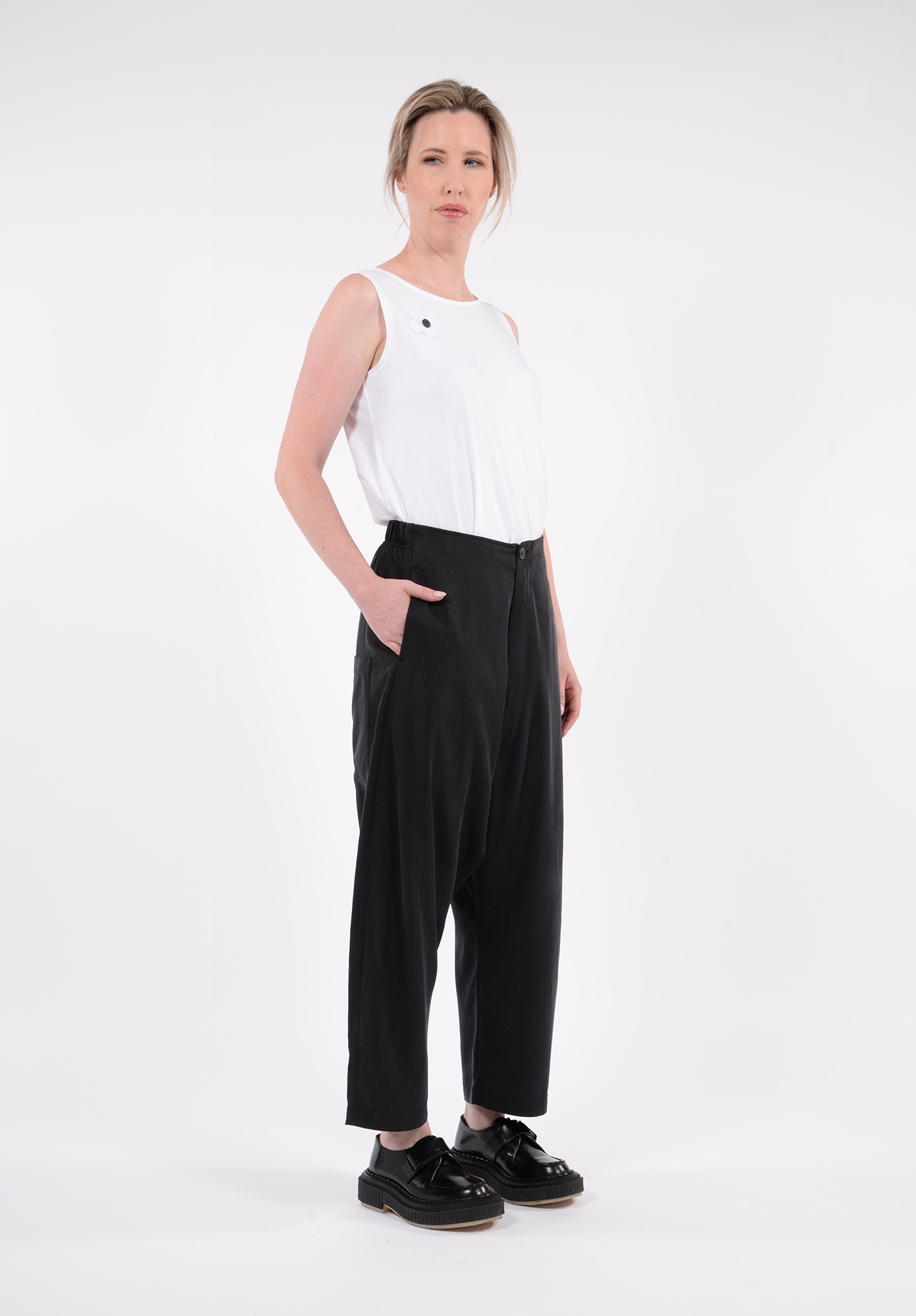 PAL OFFNER - BALLOON FIT TROUSERS - FLUID TENCEL - BLACK