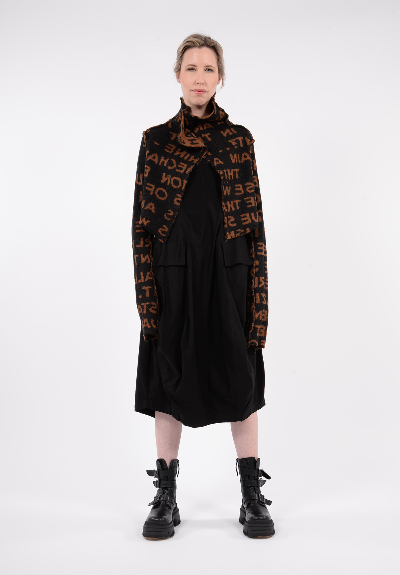 STUDIO RUNDHOLZ BLACK LABEL - CROPPED TEXT CARDIGAN - BRICK JACQUARD