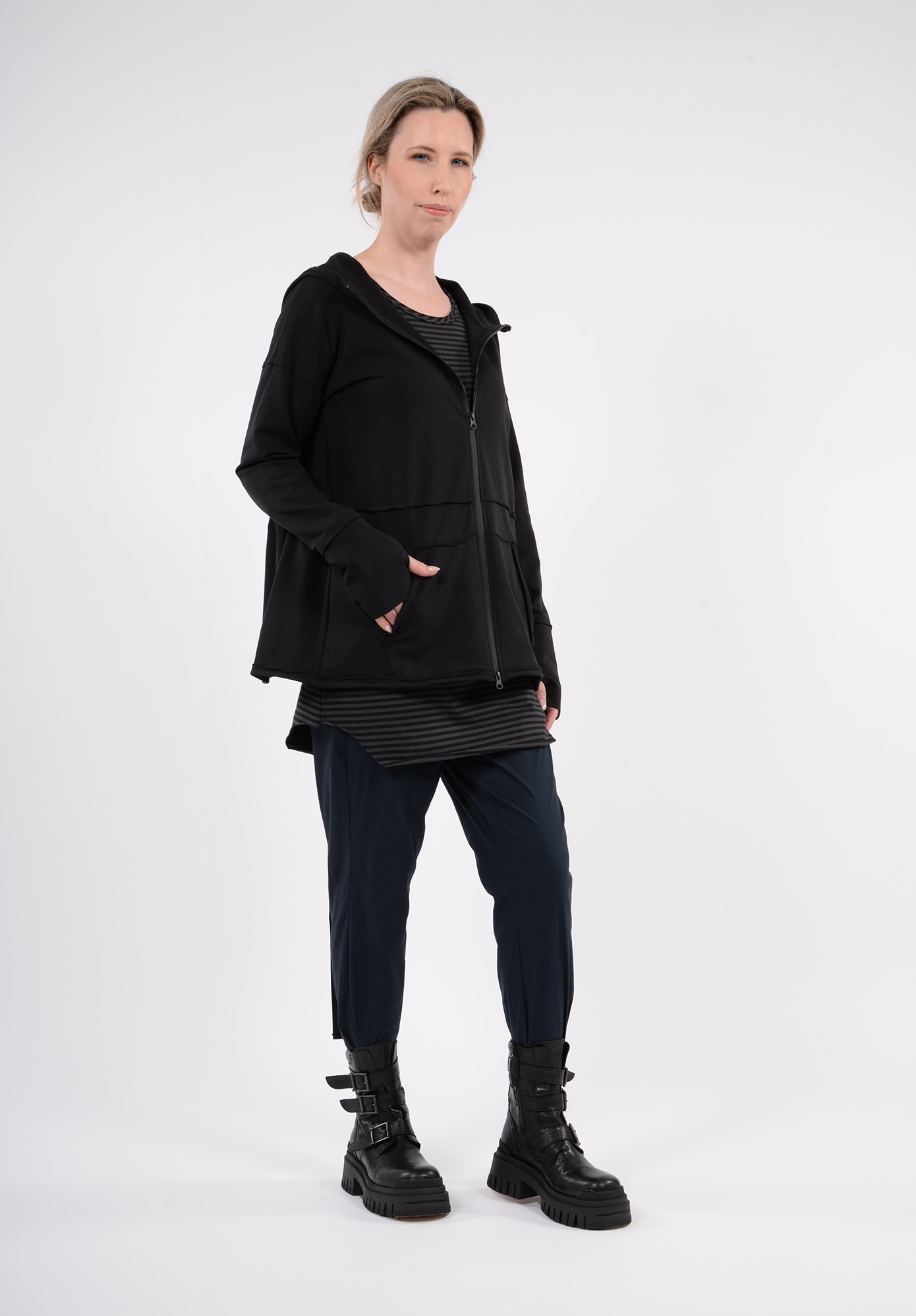 PLUSLAVIE - PLEATED HOODIE - BLACK