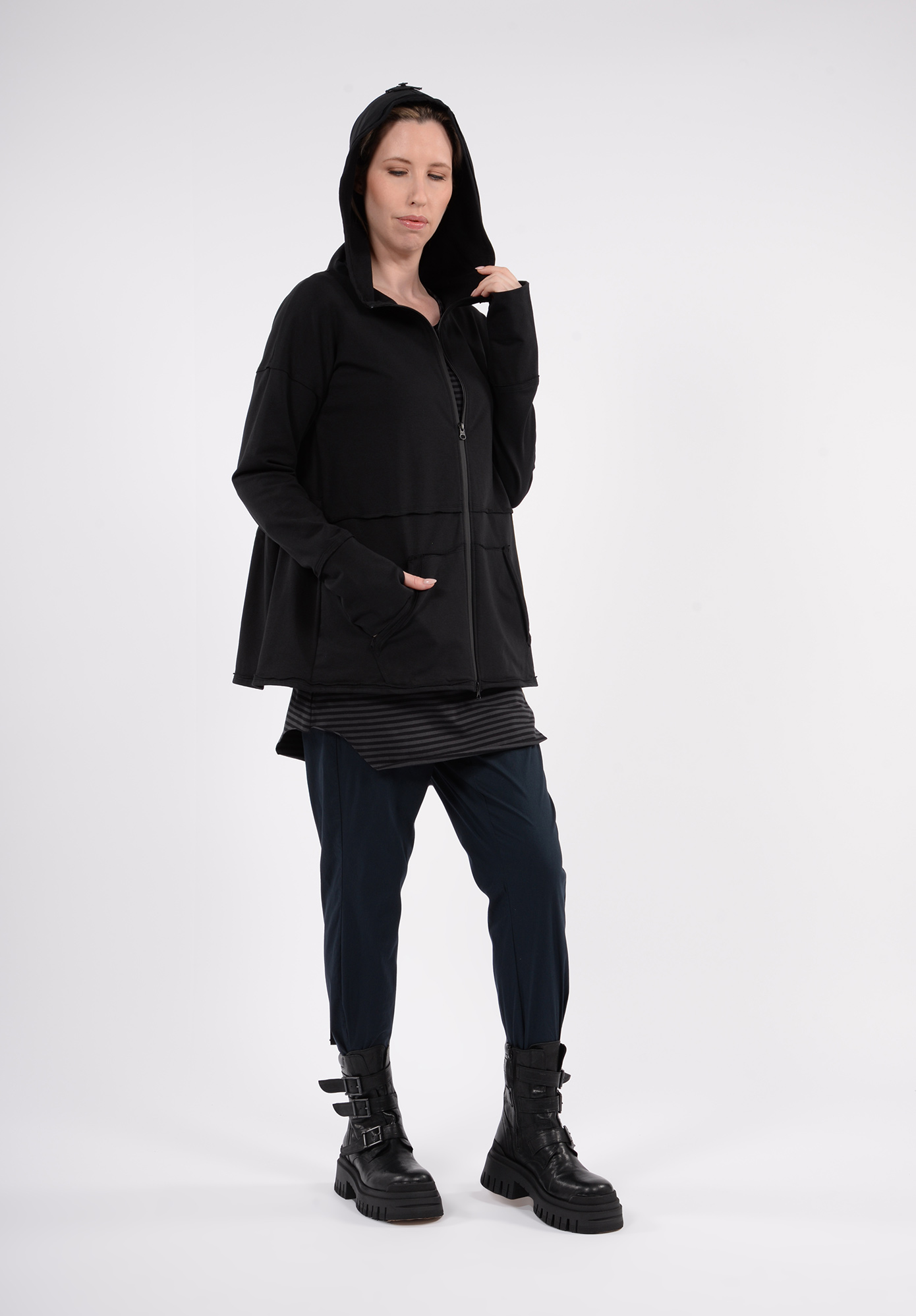 PLUSLAVIE - PLEATED HOODIE - BLACK