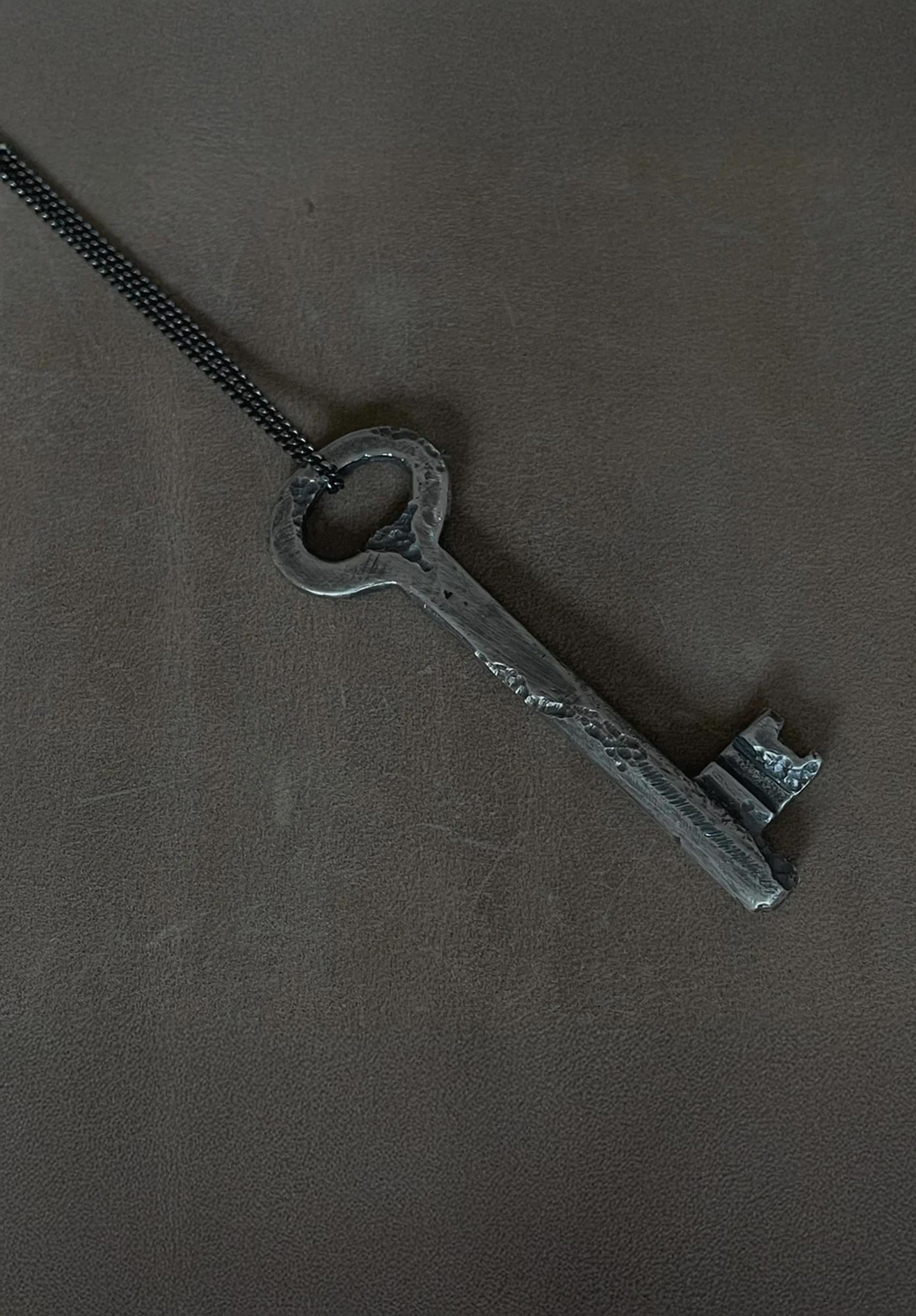 TO GARAL - BIG KEY NECKLACE - OXIDIZED SILVER