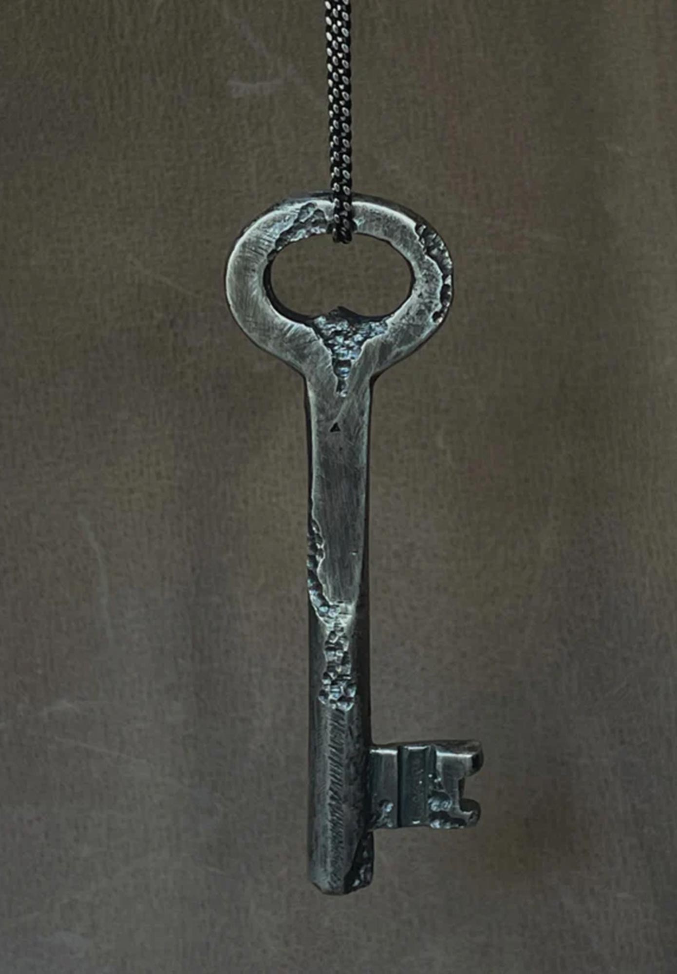 TO GARAL - BIG KEY NECKLACE - OXIDIZED SILVER