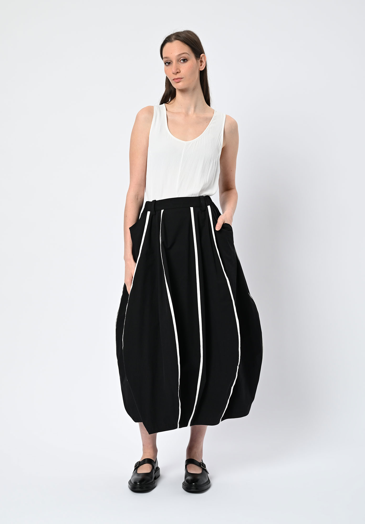 MOYURU - CLOUDFORM CURVE PANEL SKIRT - BLACK | WHITE