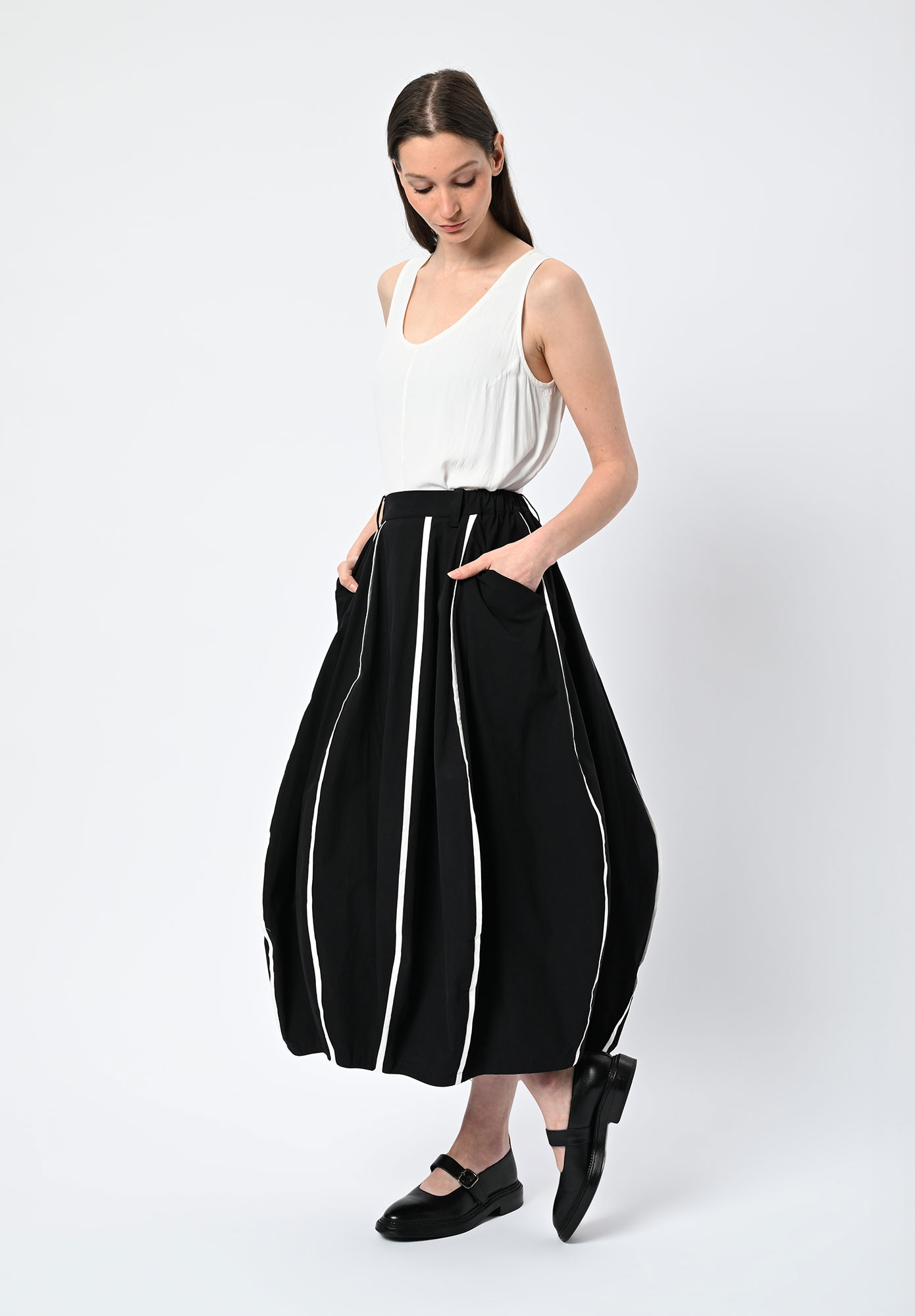 MOYURU - CLOUDFORM CURVE PANEL SKIRT - BLACK | WHITE