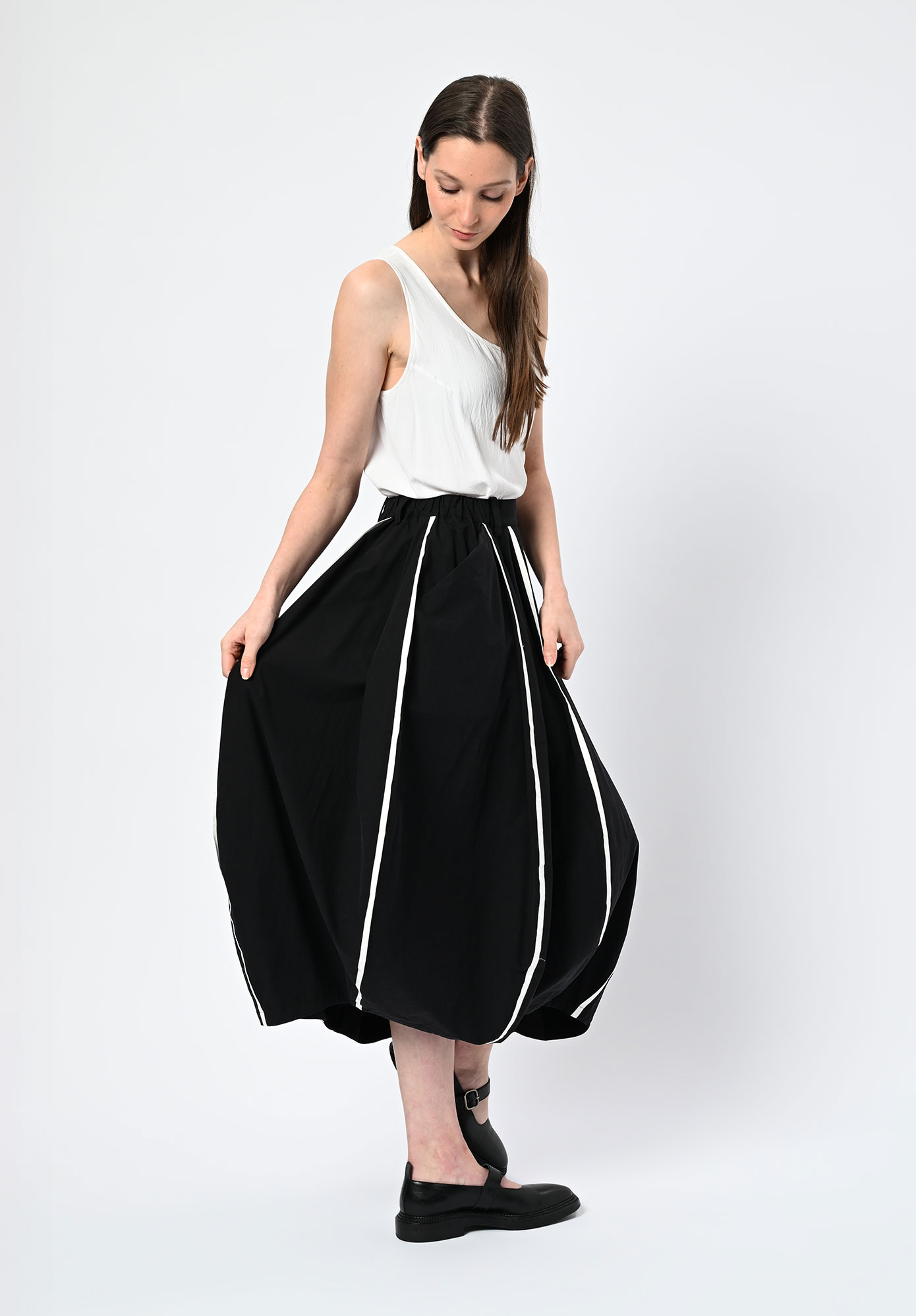 MOYURU - CLOUDFORM CURVE PANEL SKIRT - BLACK | WHITE