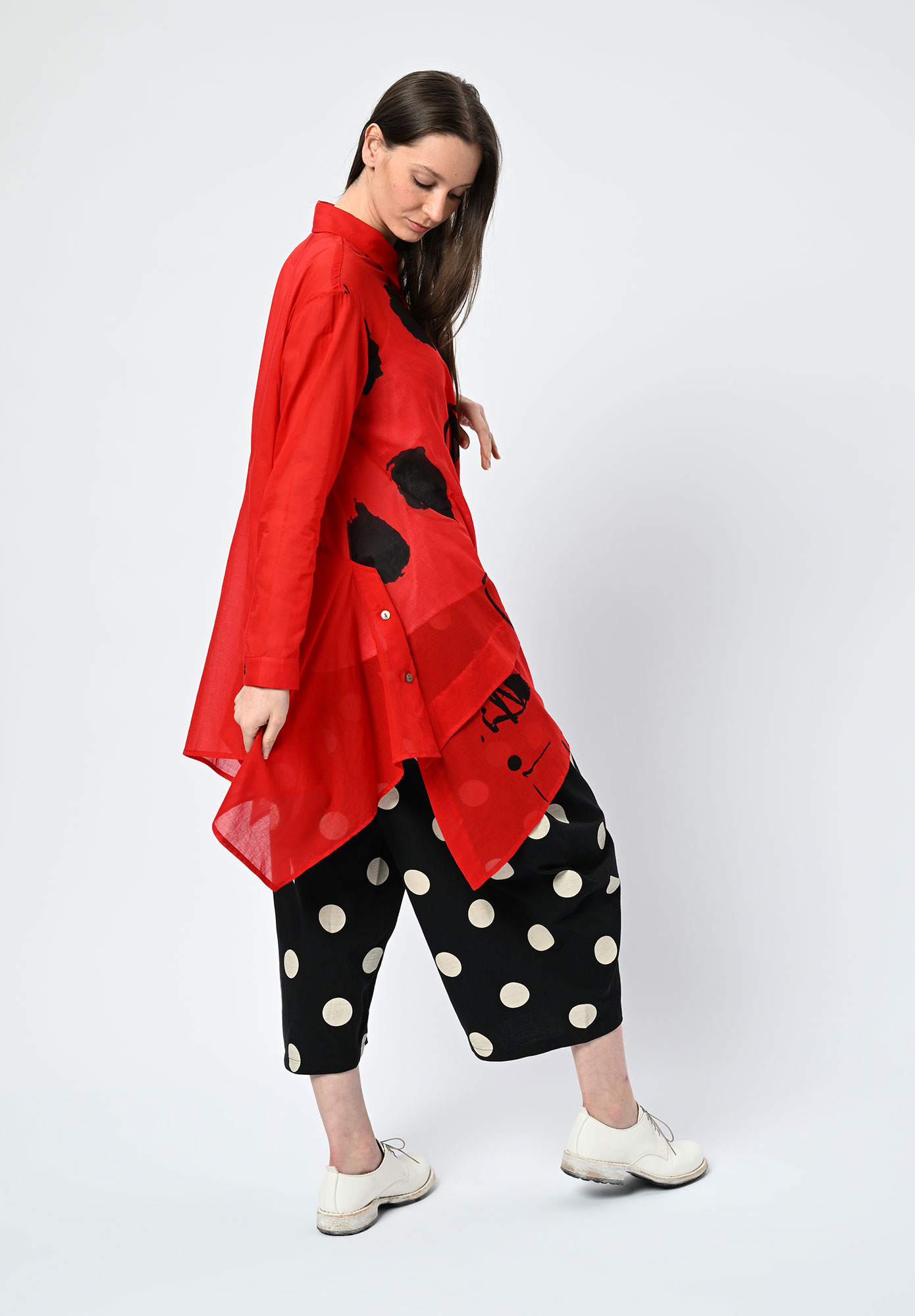 MOYURU - BILLOW EXTENDED HEM SHIRT - RED | BLACK