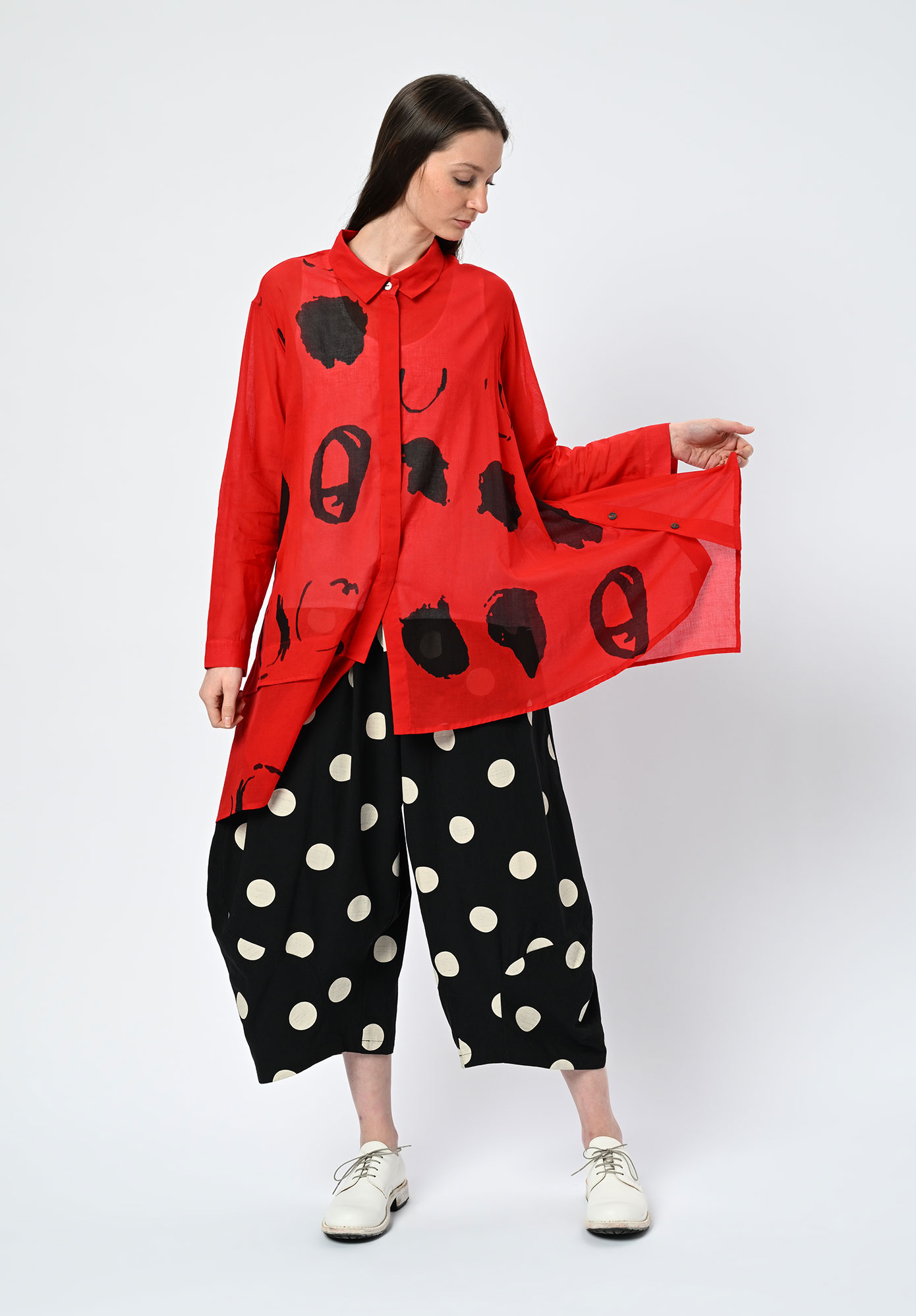 MOYURU - BILLOW EXTENDED HEM SHIRT - RED | BLACK