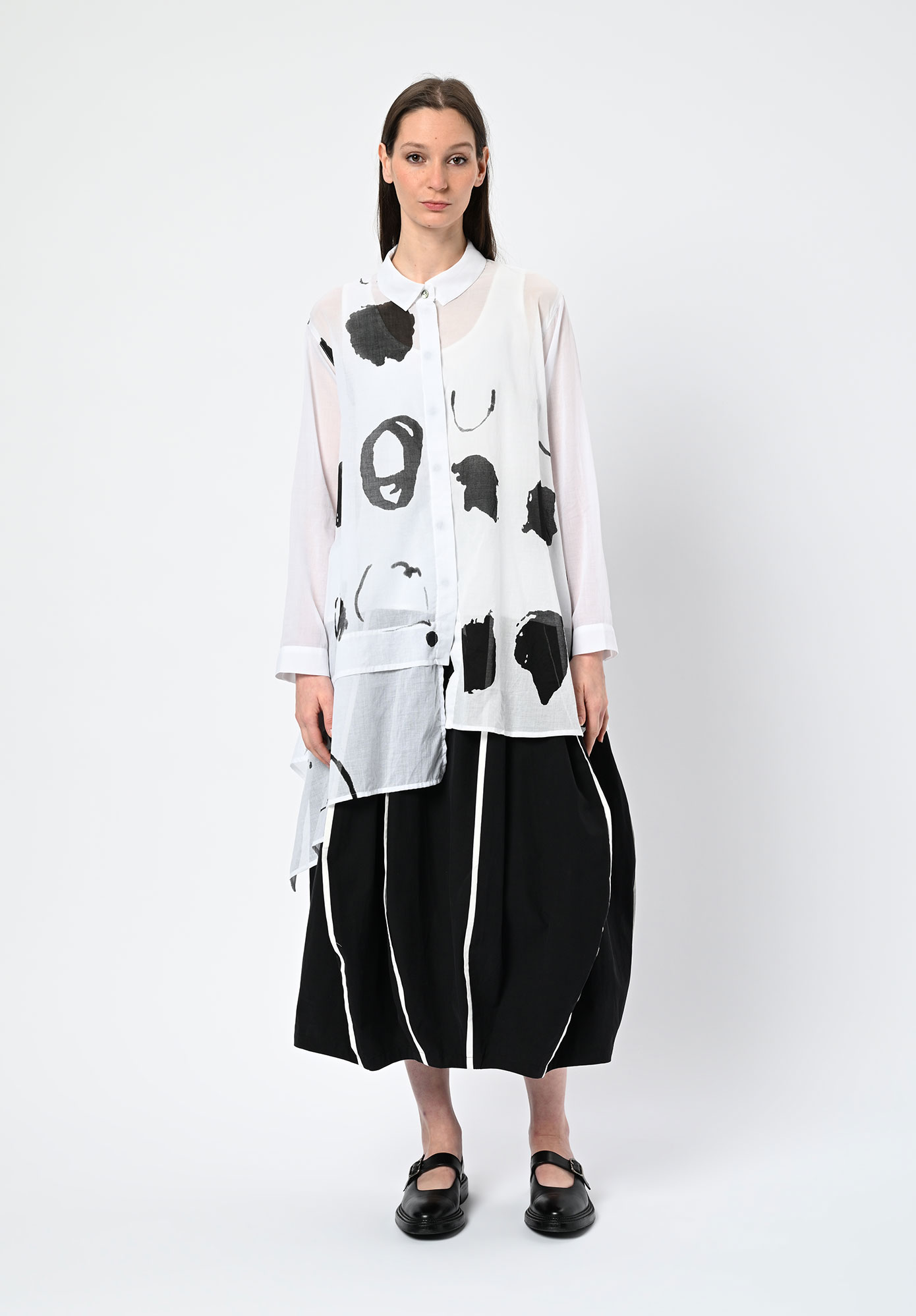 MOYURU - BILLOW EXTENDED HEM SHIRT - WHITE | BLACK