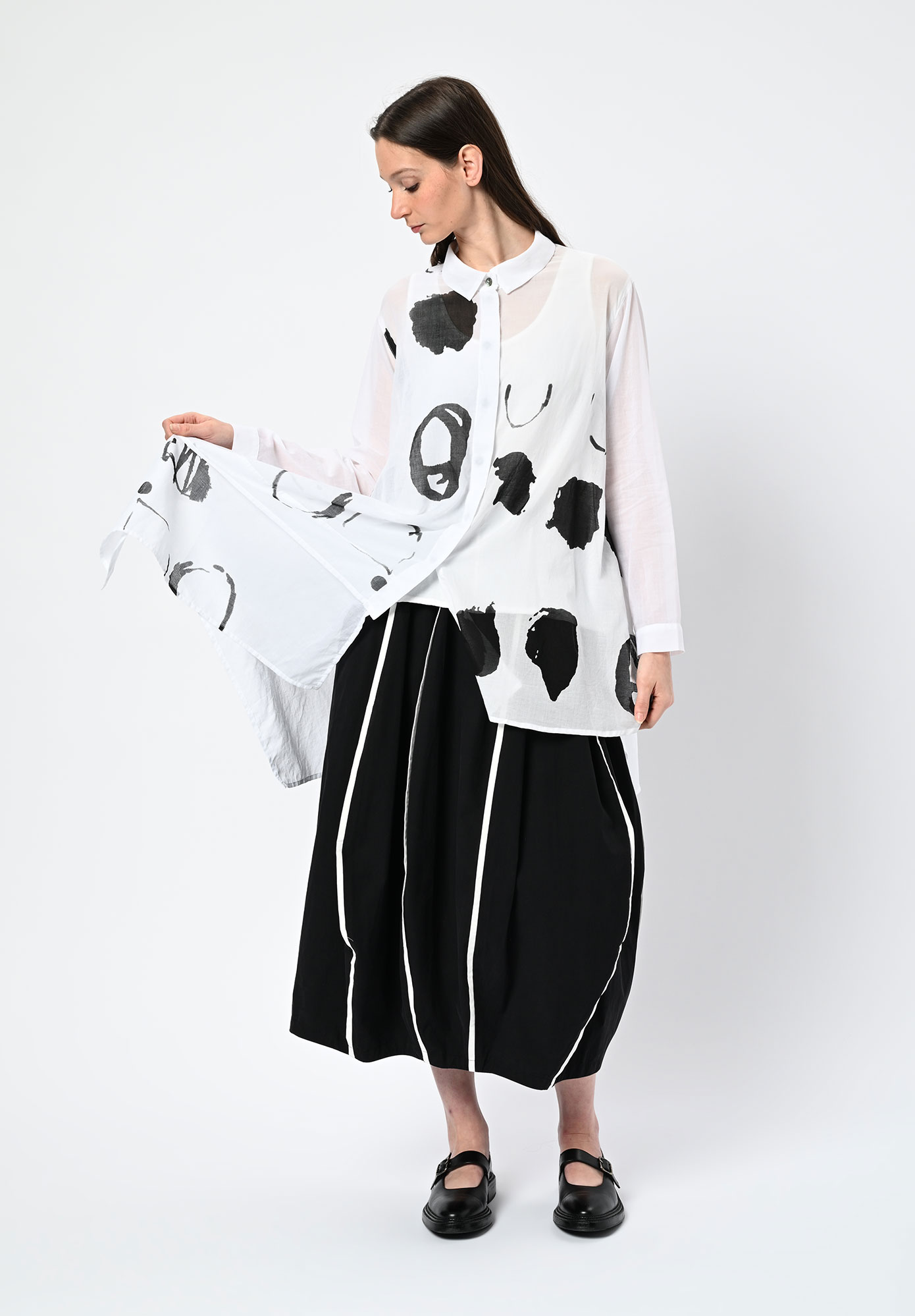 MOYURU - BILLOW EXTENDED HEM SHIRT - WHITE | BLACK