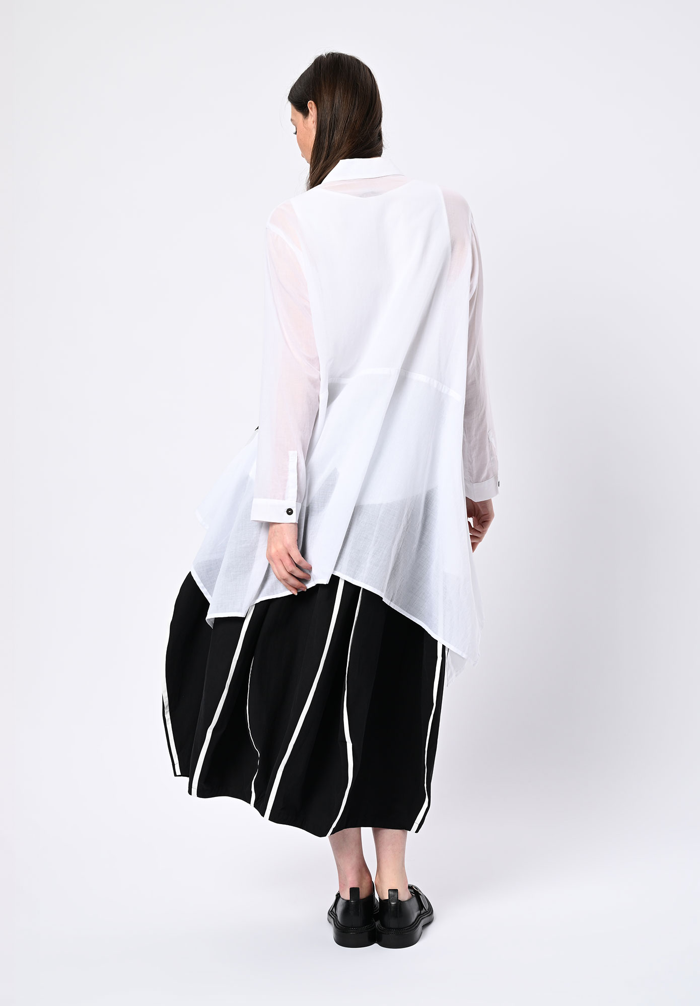 MOYURU - BILLOW EXTENDED HEM SHIRT - WHITE | BLACK