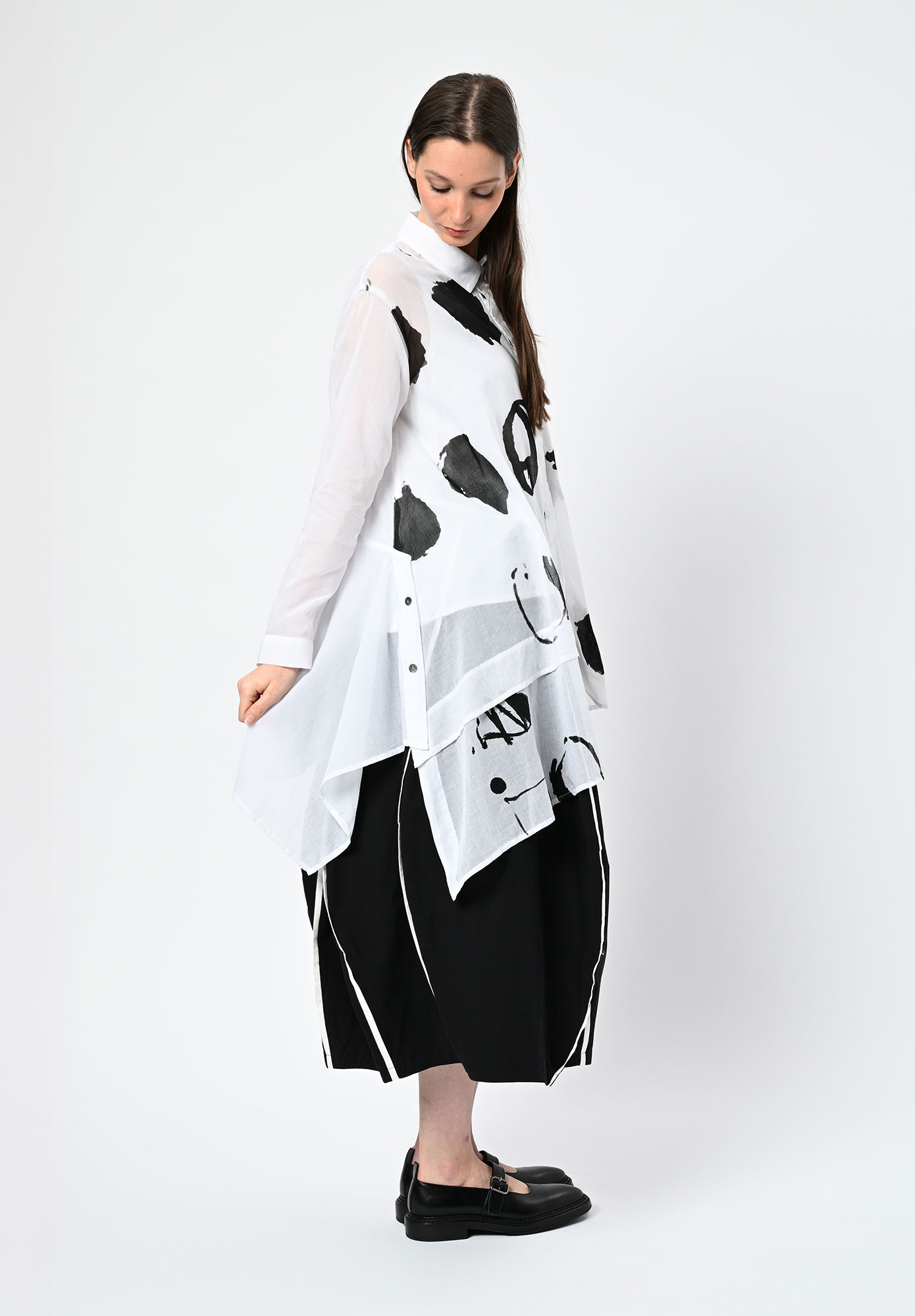 MOYURU - BILLOW EXTENDED HEM SHIRT - WHITE | BLACK