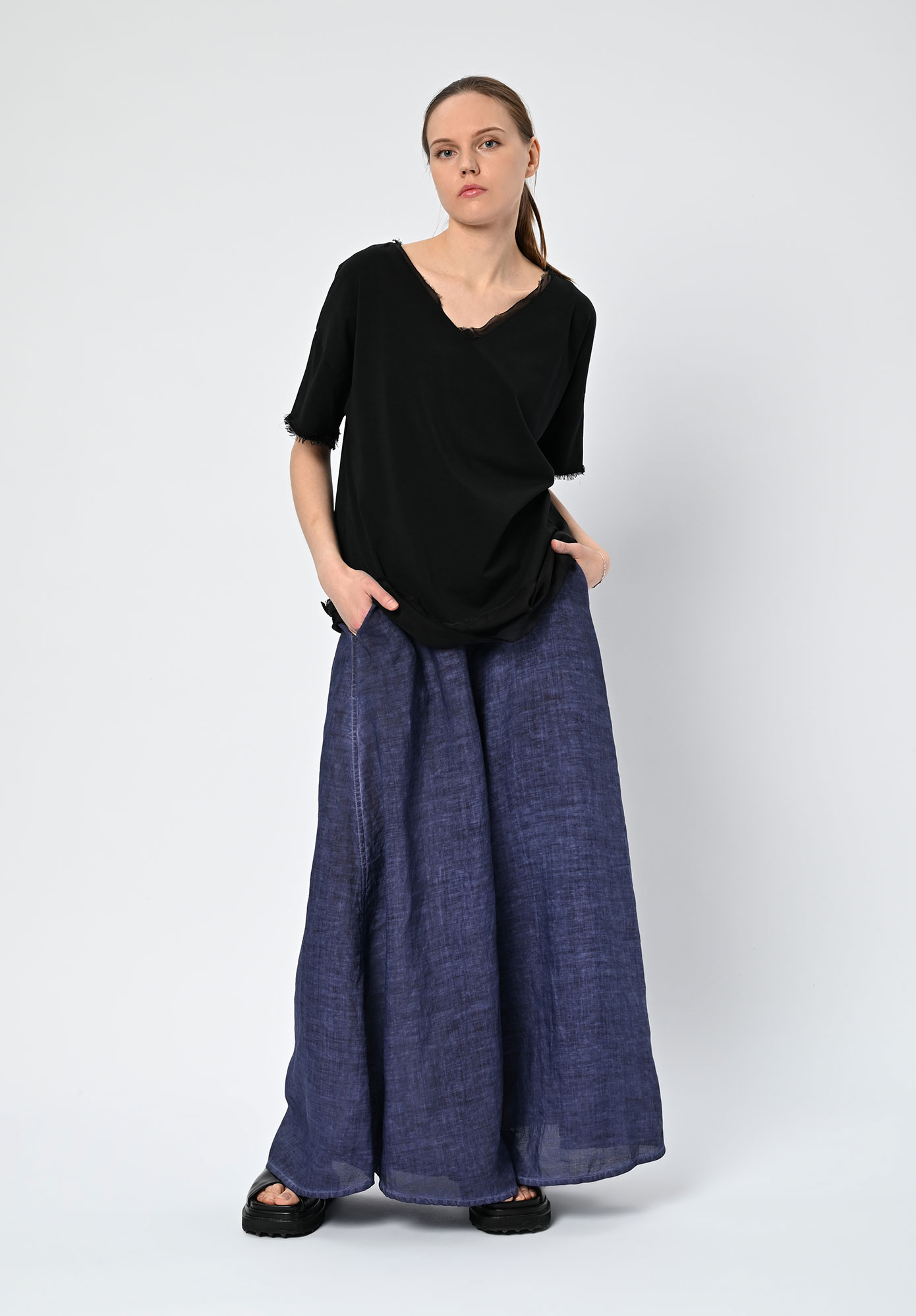 SANCTAMURETE - V-NECK T-SHIRT - BLACK