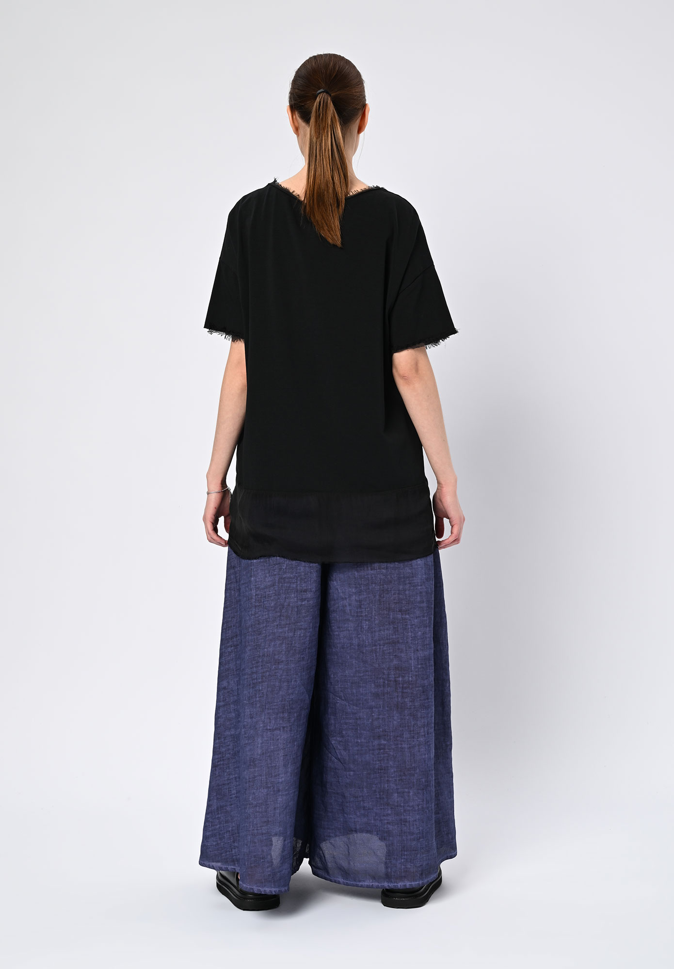 SANCTAMURETE - V-NECK T-SHIRT - BLACK
