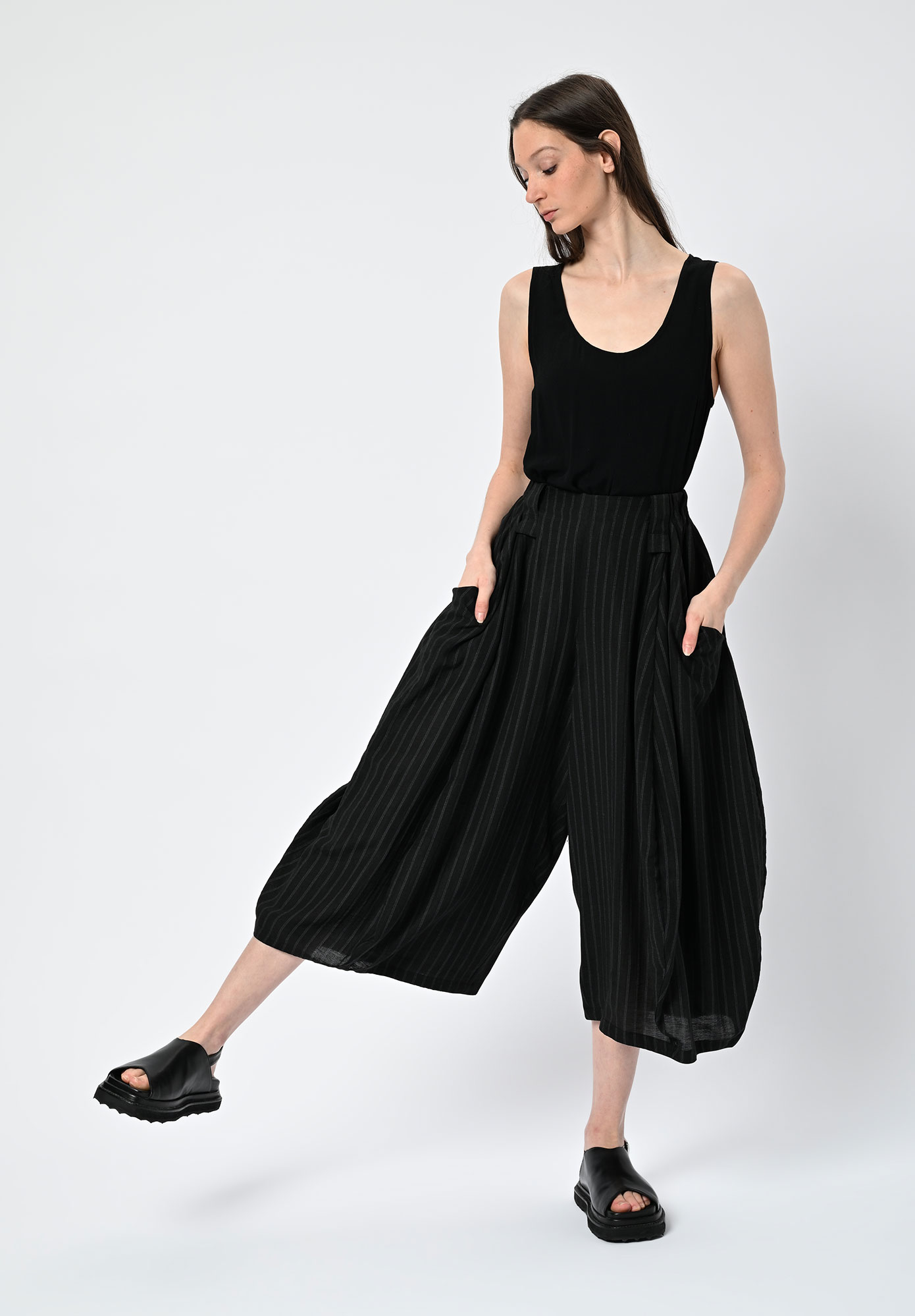 MOYURU - LINEAL RELAXED CURVE PANT - BLACK | STRIPE