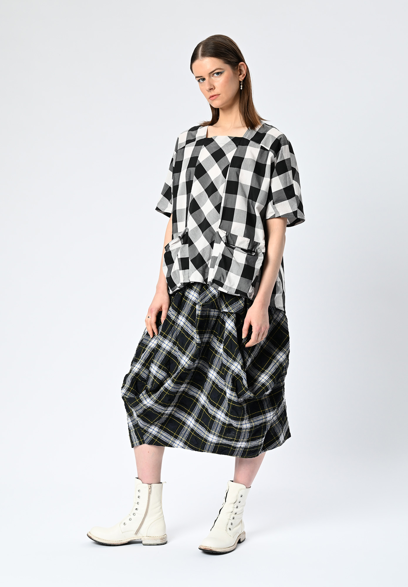 MM SÖHN - SPATIAL 3D POCKET TOP - BLACK | NATURAL CHECK MM SÖHN - SPATIAL 3D POCKET TOP - BLACK | NATURAL CHECK