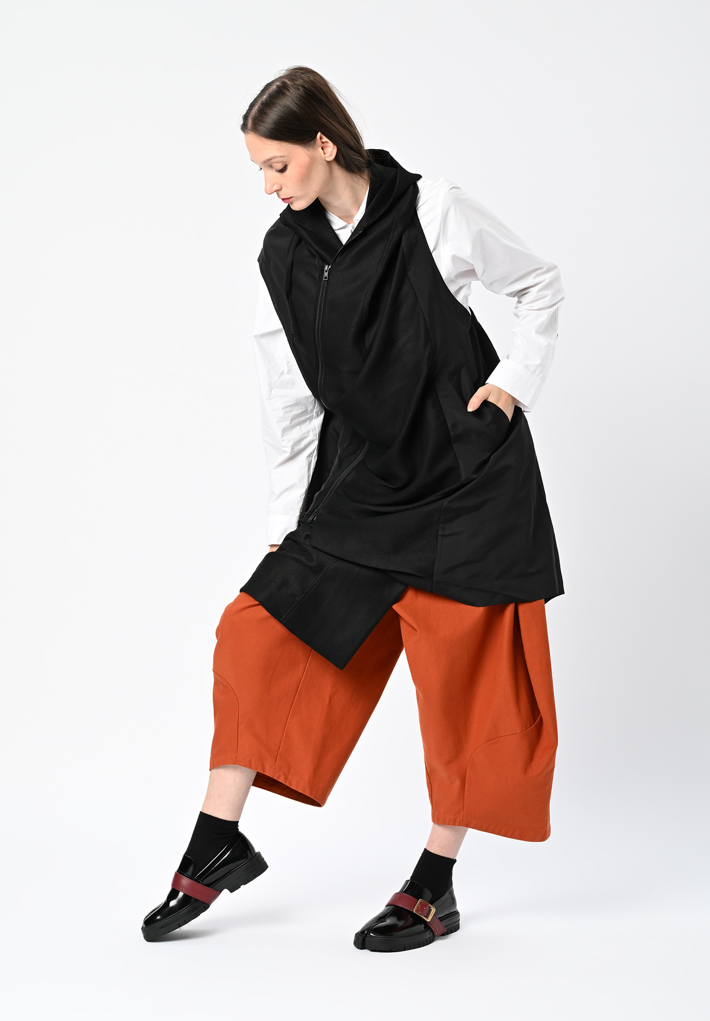 MOYURU - MUSE LONGLINE VEST TOP - BLACK