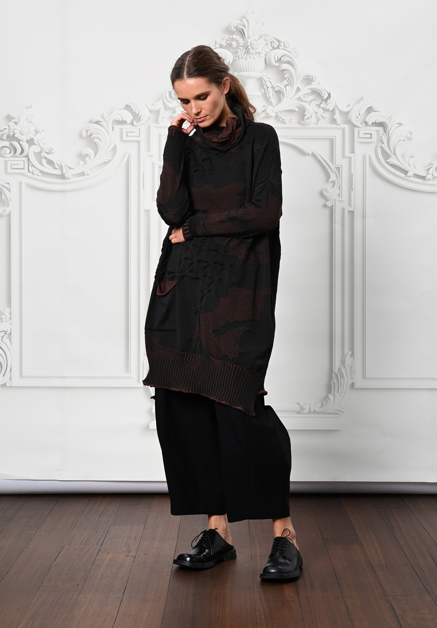MM SÖHN - IMPRINT TUNIC DRESS DETACHABLE SNOOD - BLACK | OXIDE MM SÖHN - IMPRINT TUNIC DRESS DETACHABLE SNOOD - BLACK | OXIDE
