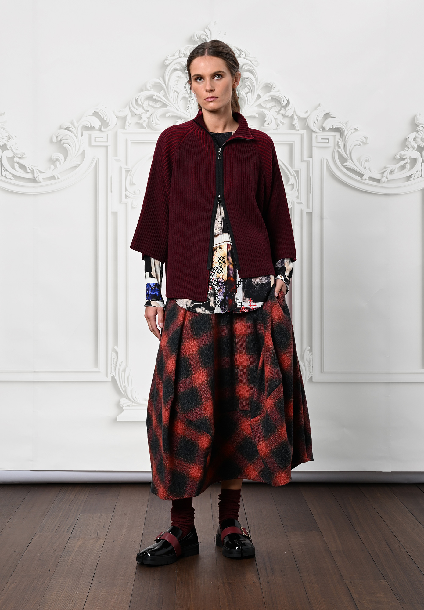 MM SÖHN - MODULATED RIB KNIT CARDIGAN - OXBLOOD | LACQUER MM SÖHN - MODULATED RIB KNIT CARDIGAN - OXBLOOD | LACQUER