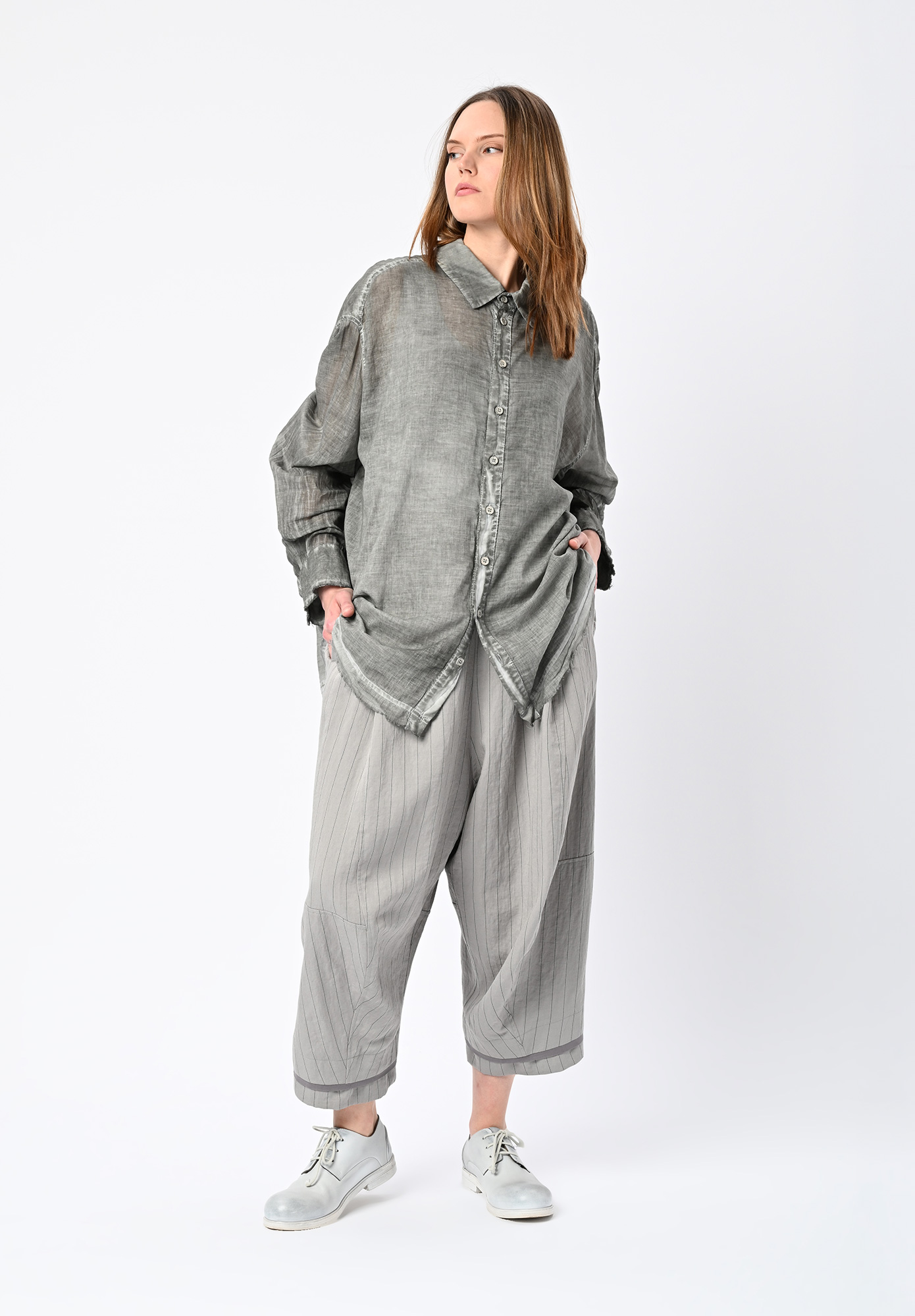 MOYURU - DIRECTION CURVE LEG PANT - GREY