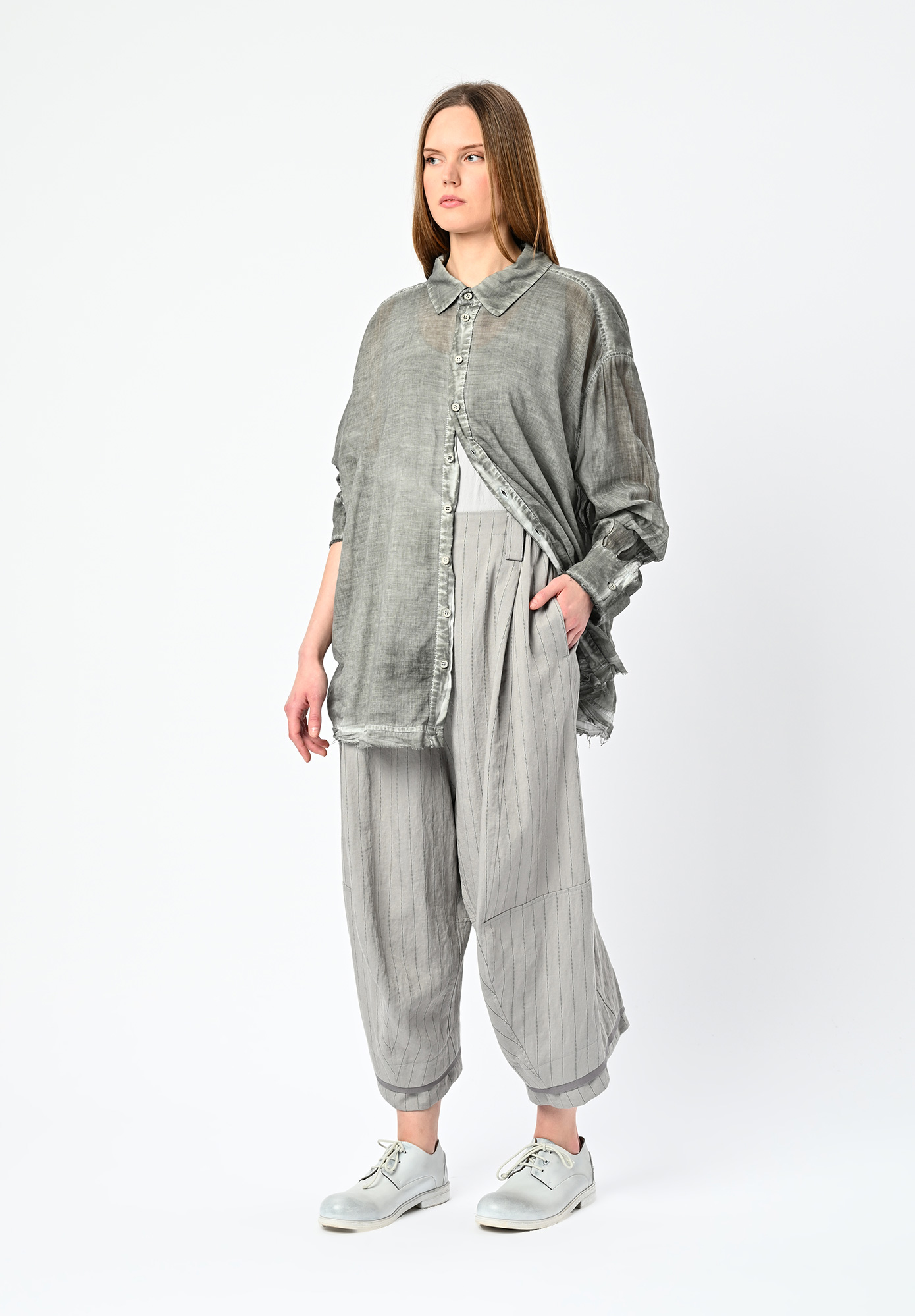MOYURU - DIRECTION CURVE LEG PANT - GREY
