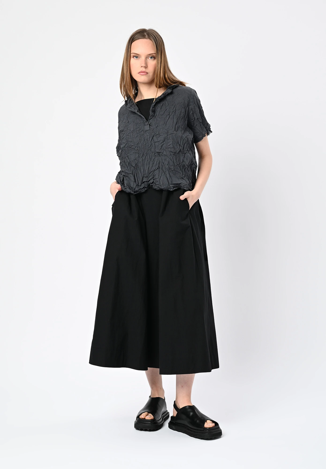 PRIVATSACHEN - APPLIKLEID SHORT SLEEVE BUTTON NECK TOP - SATT | SLATE