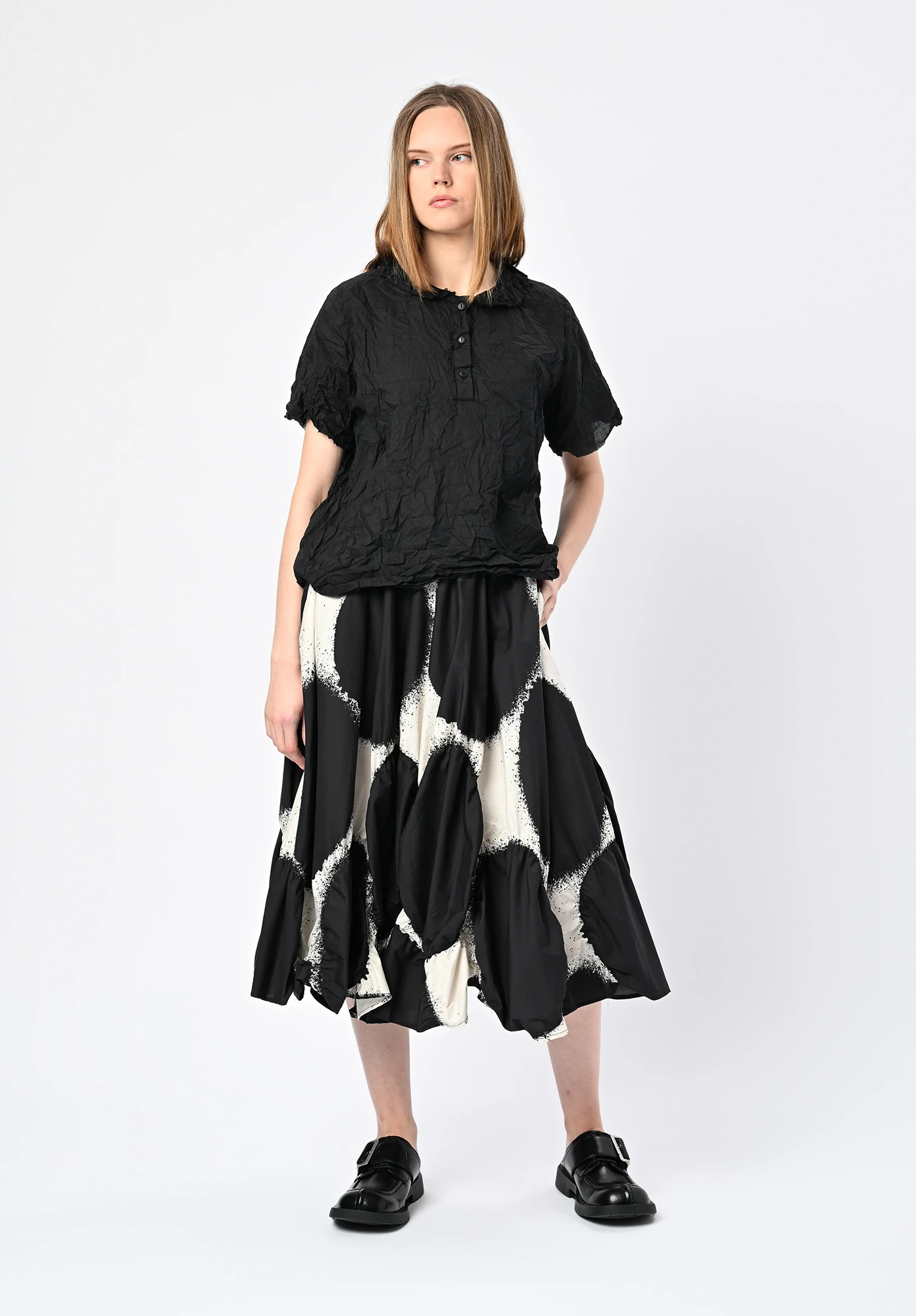 PRIVATSACHEN - APPLIKLEID SHORT SLEEVE BUTTON NECK TOP - KAVIAR | BLACK
