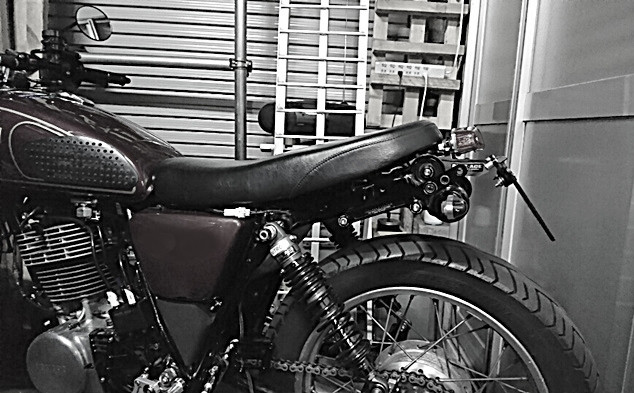 SR400/500 FLAT CUSTOM SEAT, SMOOTH TRIM, BLACK, 41109