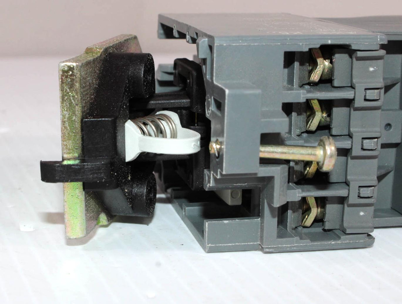ABB 140104164-001 Contactor Relay 10A Coil 24VDC KC44E