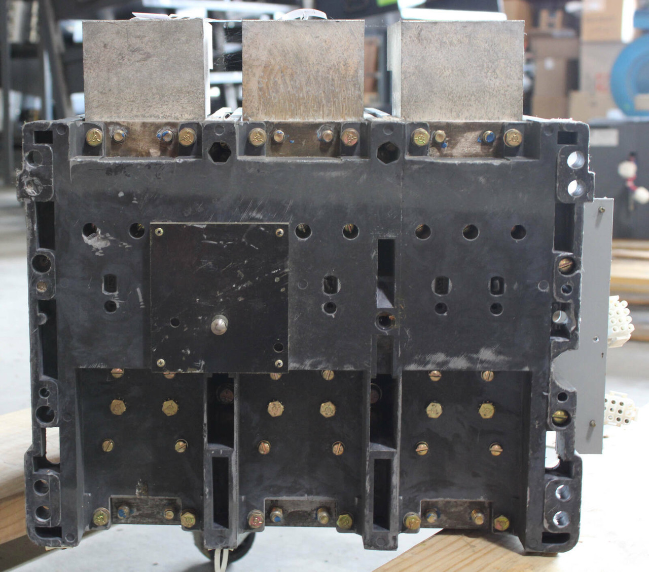 Cutler-Hammer SPBN Electrically Operated Manual Transfer Switch | 1200A | 3-Pole | 3-Phase | 4-Wire | 35kVA | 120V Shunt Trip & SPBAUX164 Auxiliary