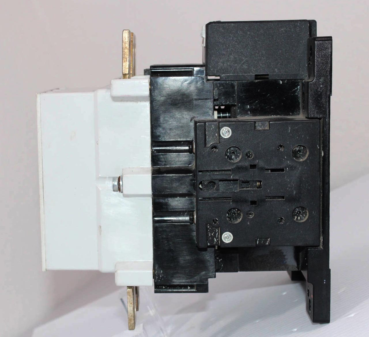 General Electric CK95BE300 Contactor 302A 600V 3P 24-28V Coil w/Auxiliary BCLL11 General Electric CK95BE300 Contactor 302A 600V 3P 24-28V Coil w/Auxiliary BCLL11