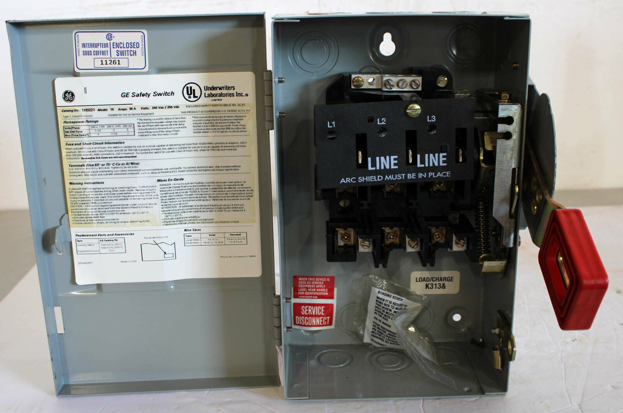 General Electric TH3221 Fusible Disconnect 30A 240V 3P NEMA: 1 Fusible: Yes Heavy Duty Safety Switch HP 7.5, NP 266212-A