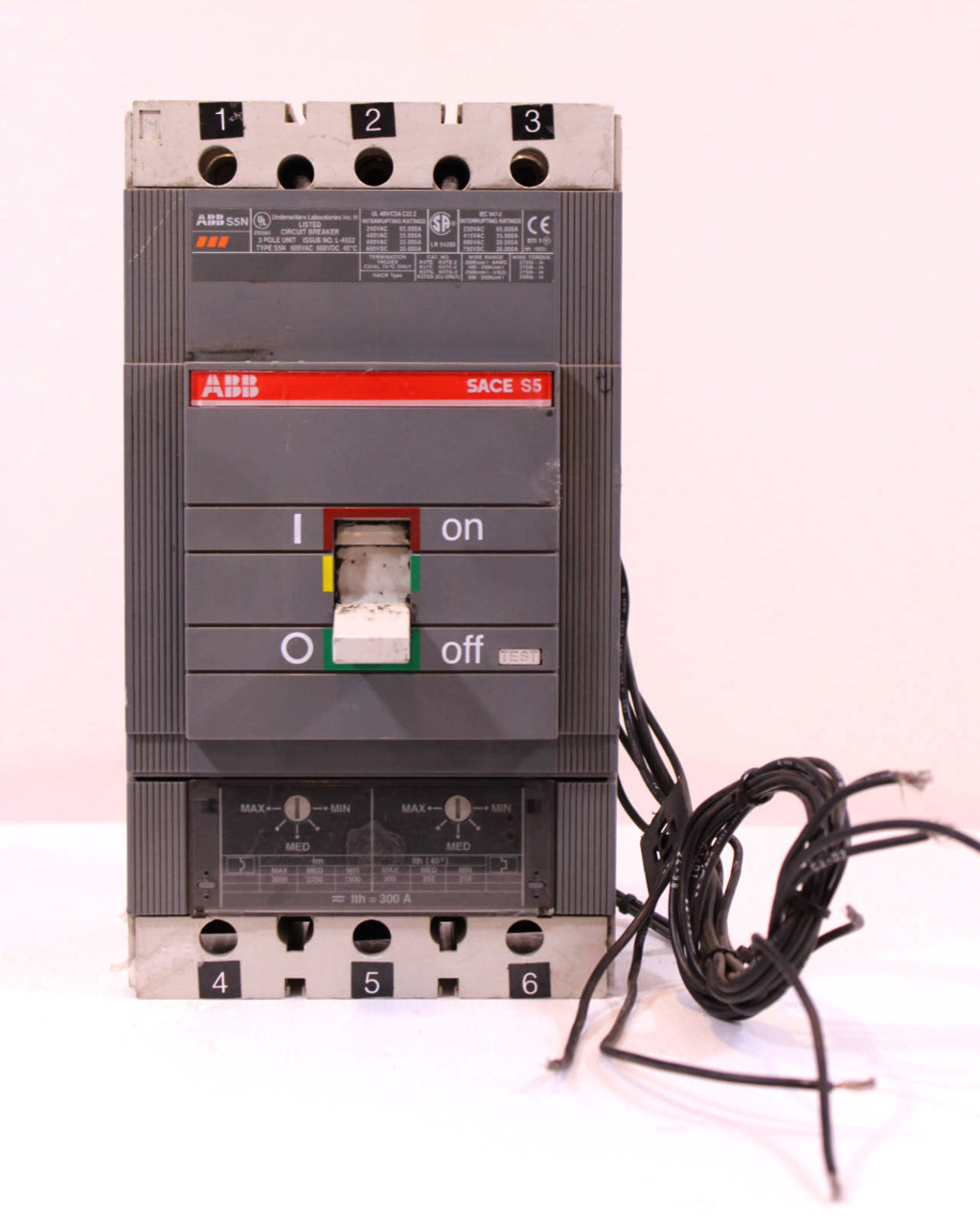 ABB S5N300TDDAS8 Breaker 300A 600V 3P Type S5N w/Auxiliary Switch and Shunt Trip