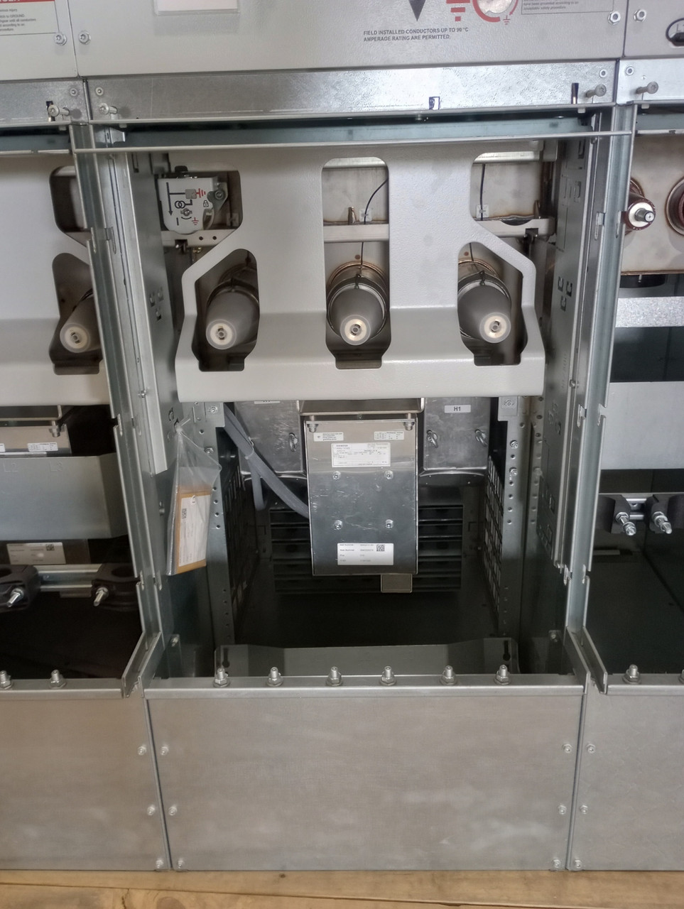 Siemens 8DJH 36 MEDIUM-VOLTAGE SWITCHGEAR Gas Insulated for Secondary Distribution Systems up to 36 kV