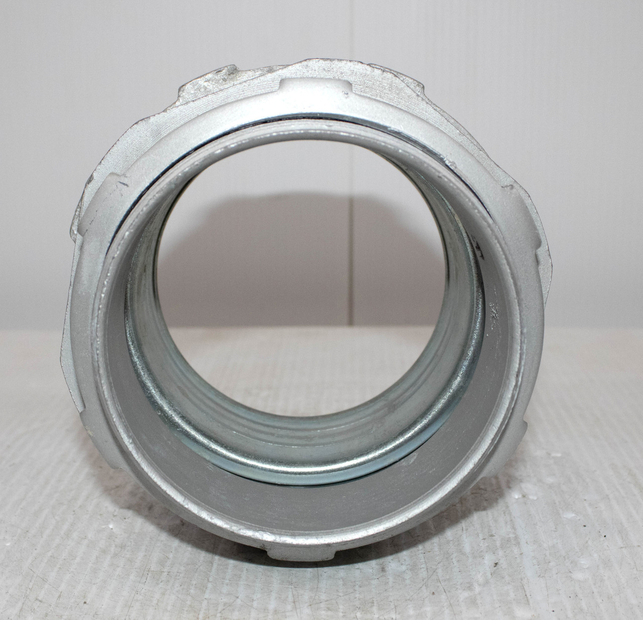 Midwest LT400 Liquidtight Connector 4-Inch Straight Malleable Iron
