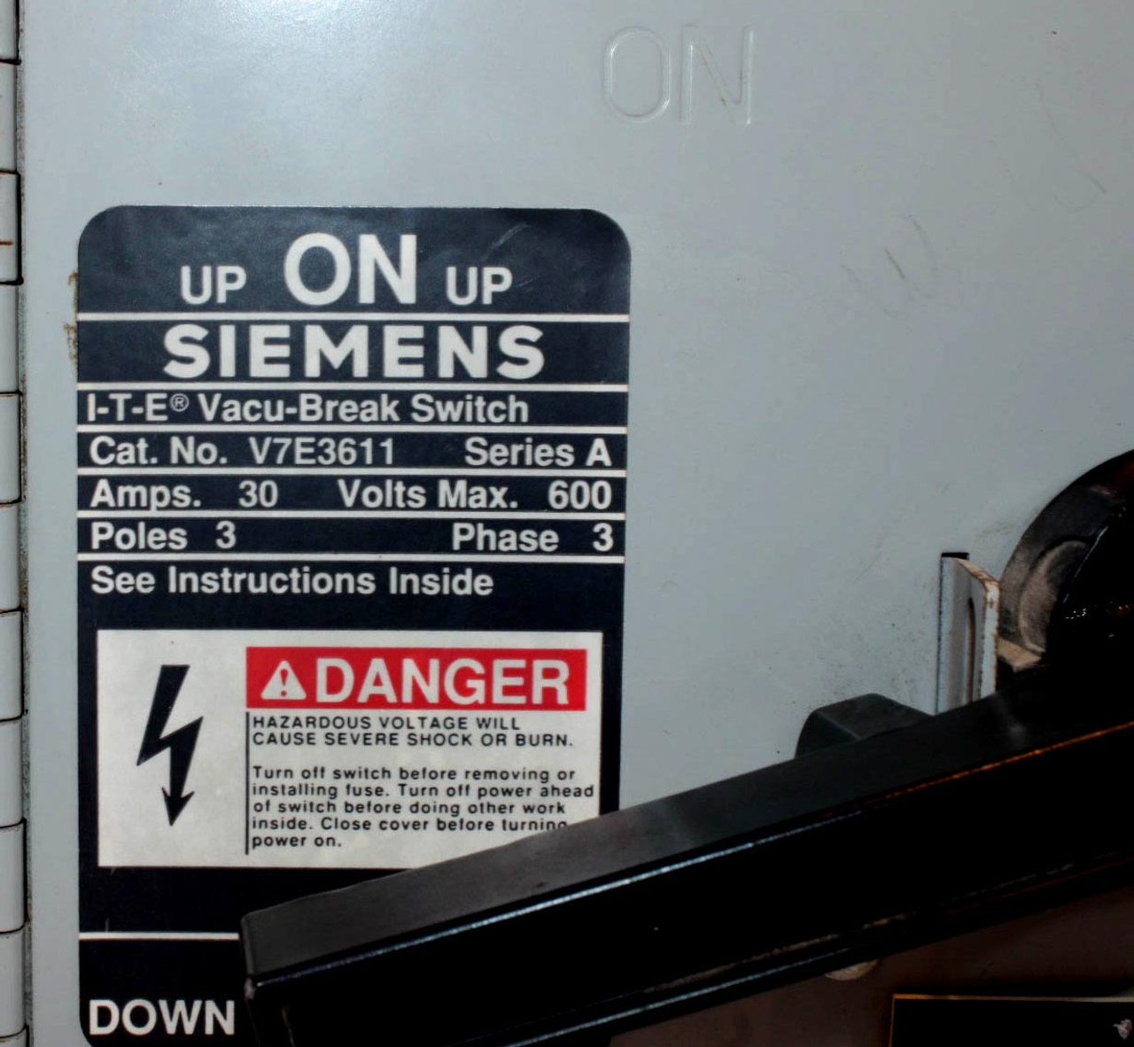 Siemens V7E3611 Fusible Twin Vacu-Break Switch 30A 600V 3 Poles 3 Phase Series A